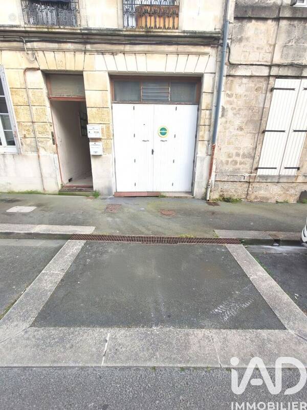 Photo 1 - Parking à ROCHEFORT