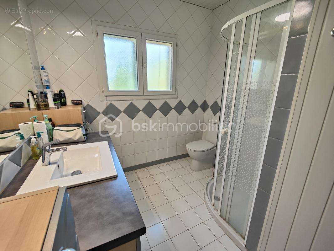Nevian – maison de plain-pied de 130m² habitable – 4 chambres – salon avec toit cathédrale – séjour très lumineux avec cheminée  - photo 18