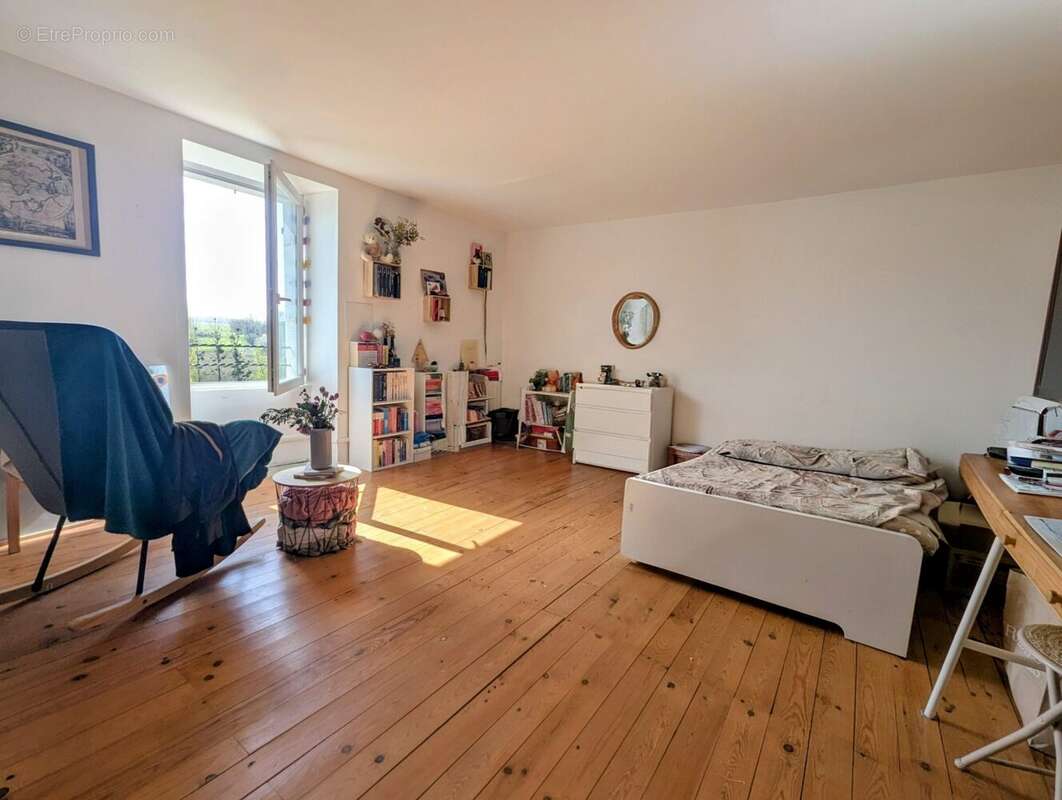 Chambre étage 1 - Maison à CAMIRAN