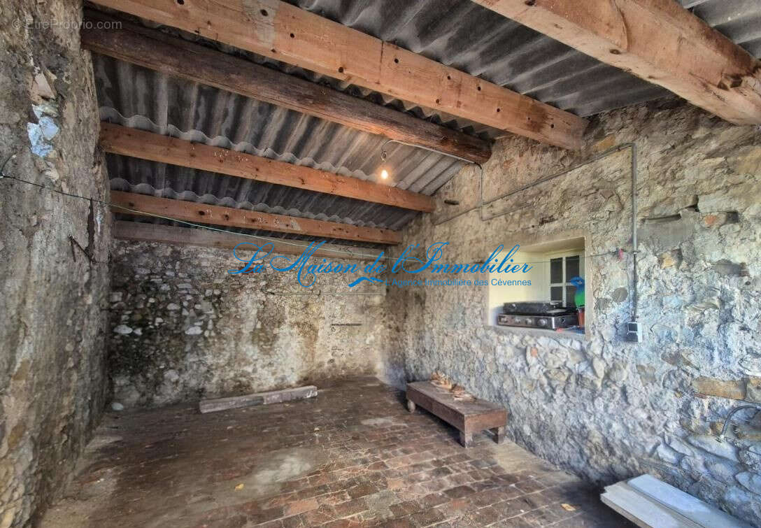 Rousson maison de village en pierres de type F4 sur 357m2 de terrain. - photo 3