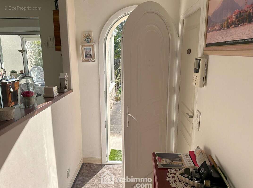 Une entrée avec ses placards..... - Maison à SAINT-FARGEAU-PONTHIERRY