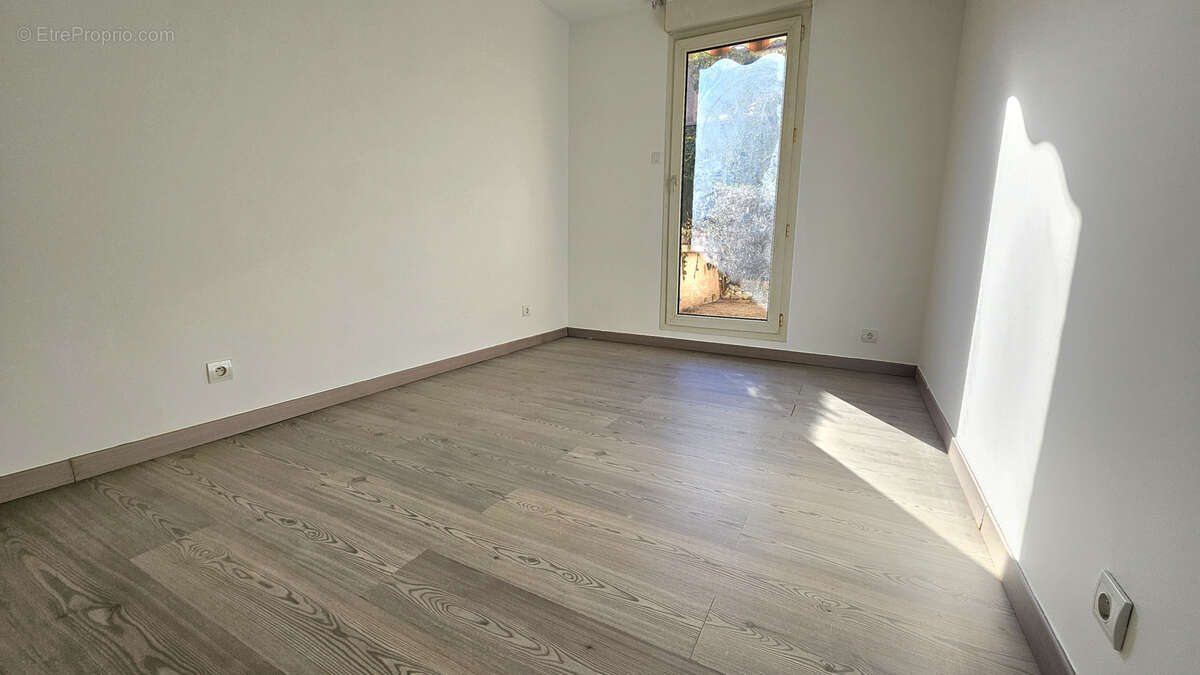 Appartement à SAINT-LAURENT-DU-VAR