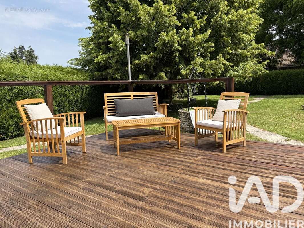 Maison 108 m² à Crecy-La-Chapelle  - photo 2