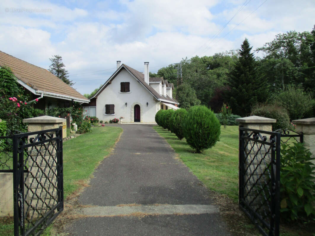 À Hagetmau, 125m2 habitables au coeur de la ville. - photo 5