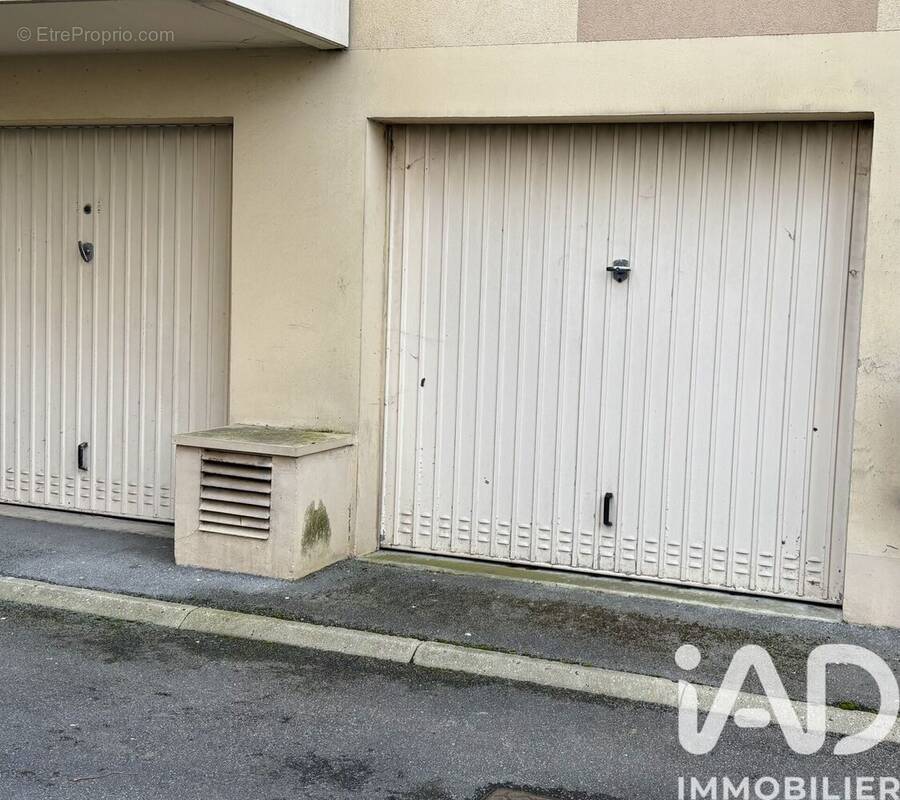 Photo 1 - Parking à COMPIEGNE