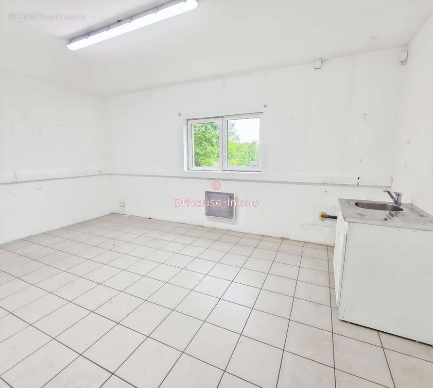 Commerce 336 m² à Montbizot  - photo 4