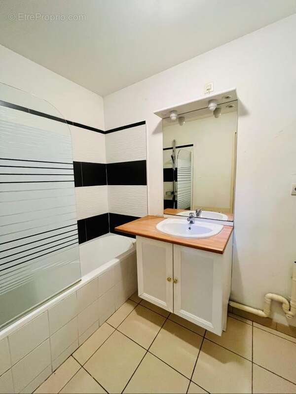   - Maison à LES PONTS-DE-CE