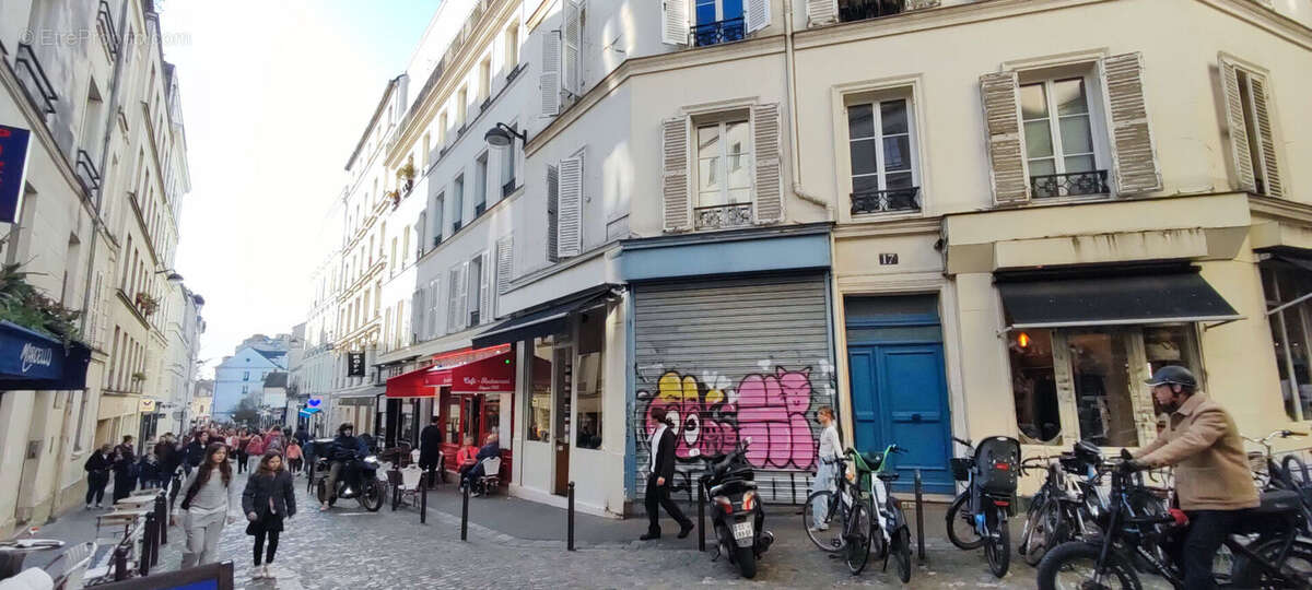 Local / Appartement 49m² + 18m² en souplex place des Abbesses - photo 15
