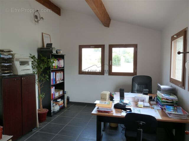Propriété composée de plusieurs bâtiment et bureaux - photo 3
