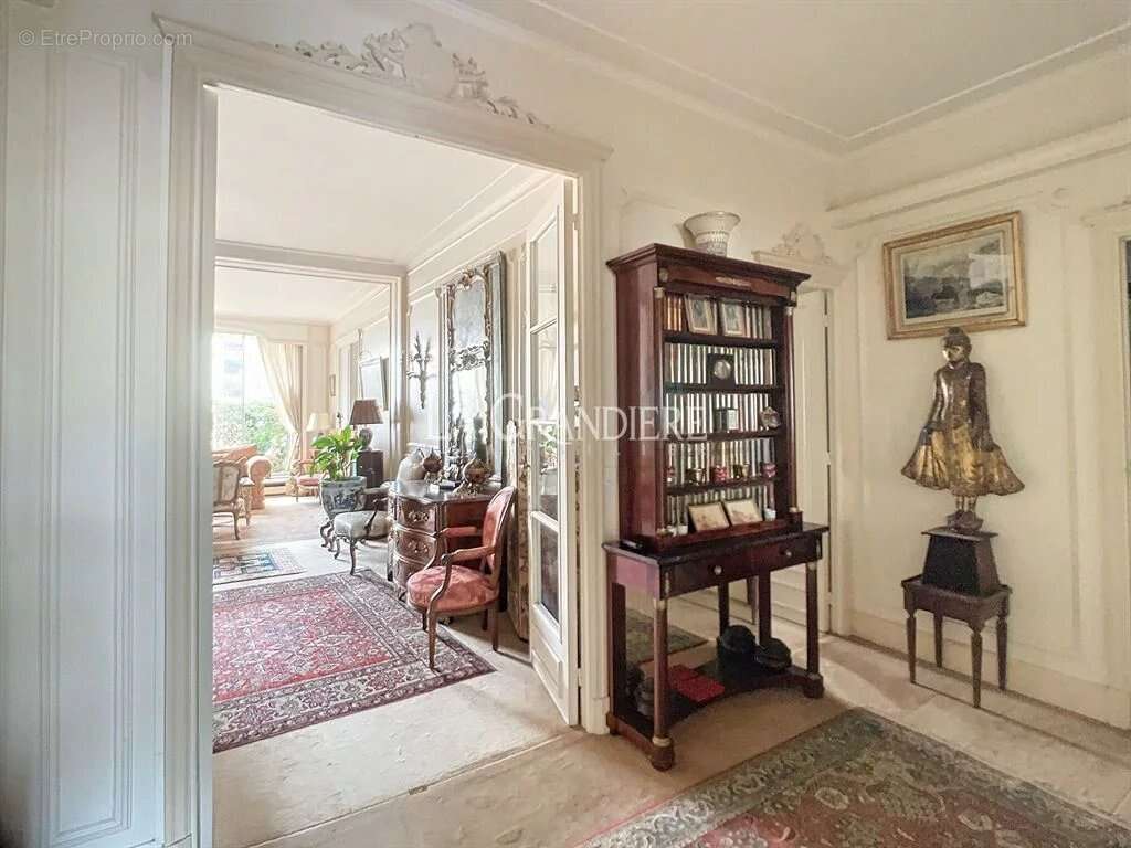 Appartement à PARIS-16E