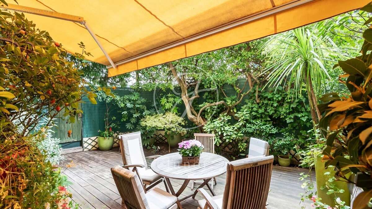 Appartement à PARIS-16E