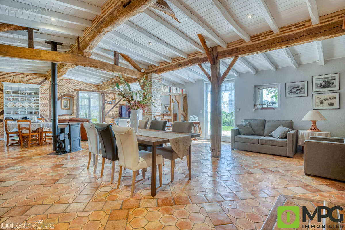Proche CASSENEUIL à 15 minutes de VILLENEUVE SUR LOT, maison en pierres sur terrain de 2462 m2. - photo 8