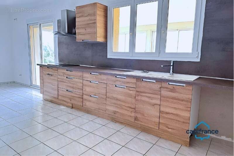 Maison à VIC-LA-GARDIOLE