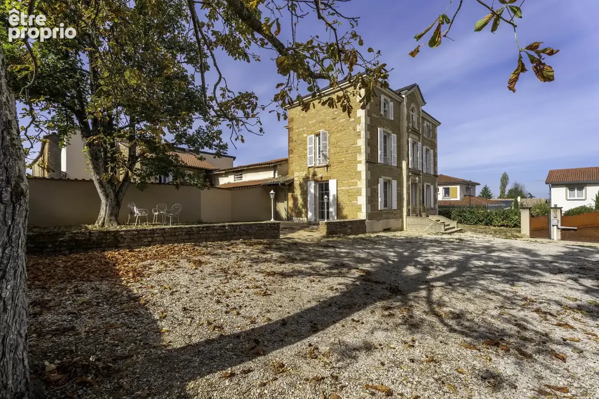 Au cœur de Lachassagne   Élégante maison bourgeoise avec jardin piscinable - secteur sécurisé - photo 2