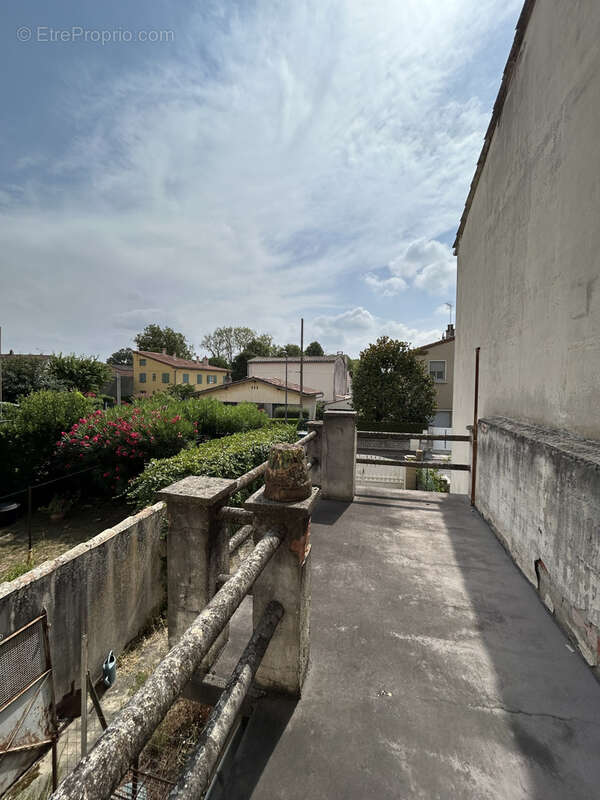 Maison entièrement à rénover avec jardin . - photo 3