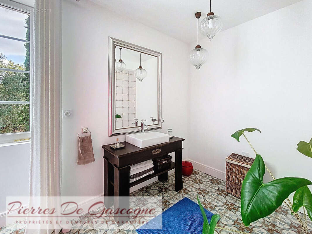 Maison à VIC-FEZENSAC