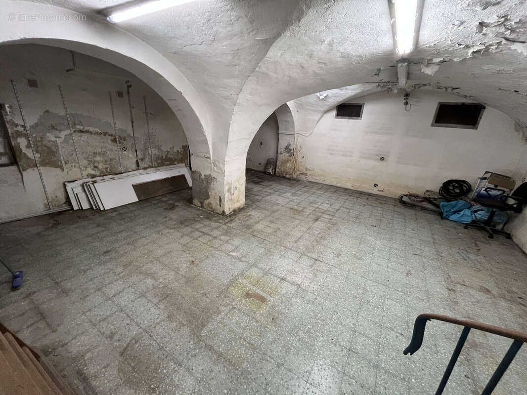 Local commercial rdc 116m2 + mezzanine 19m2 + sous-sol 80m2  rue tapis vert - photo 8
