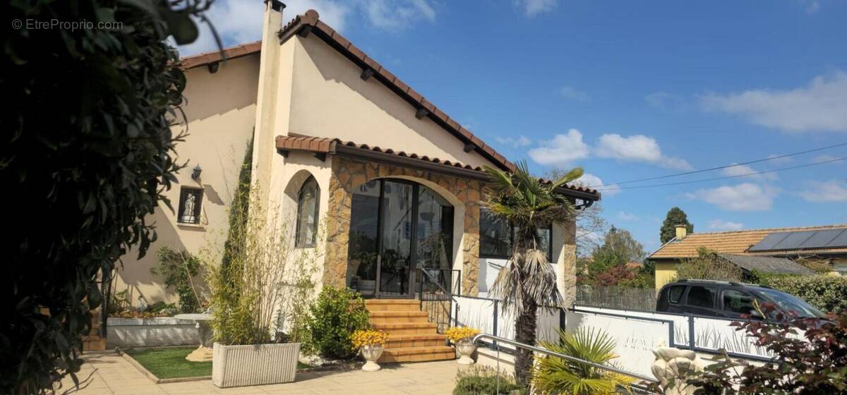 Maison à MEYZIEU