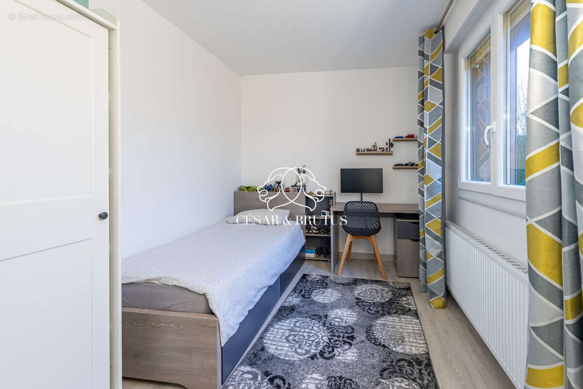 CHAMBRE 3 - Appartement à VENISSIEUX