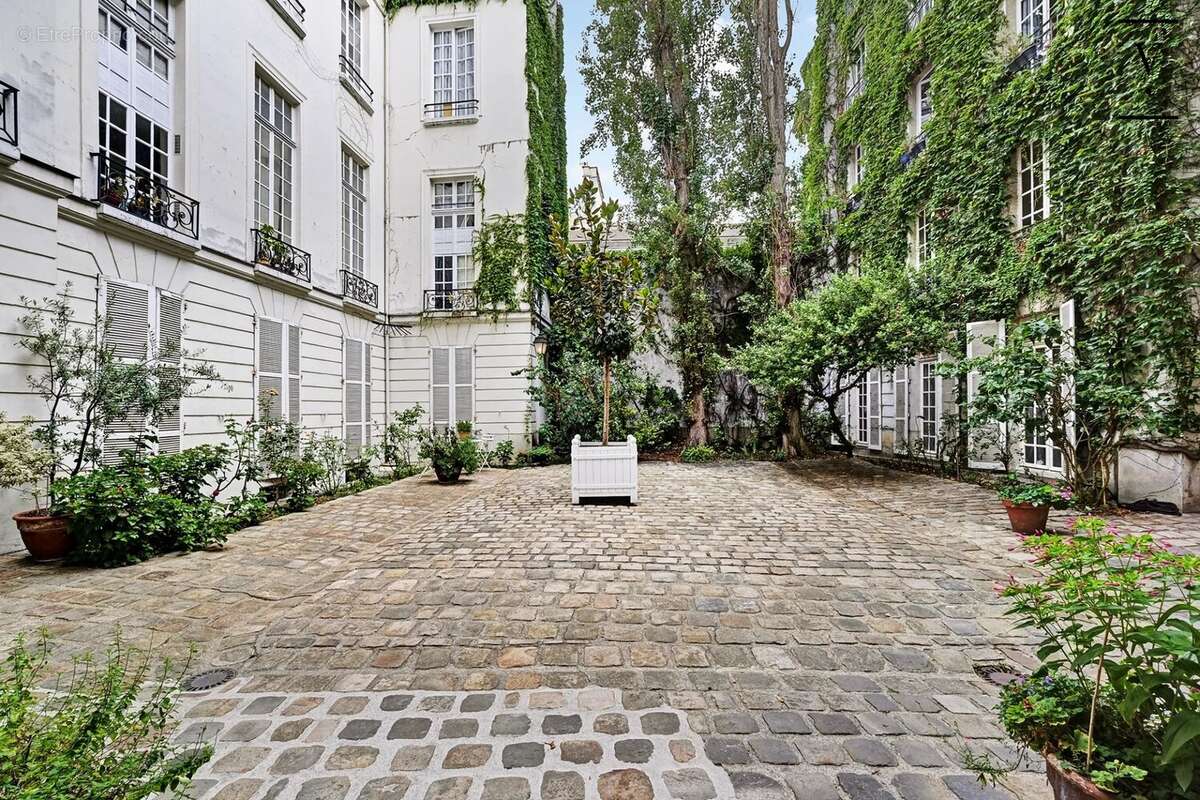 Paris IV – 2P - Dernier étage dans un hôtel particulier - photo 3