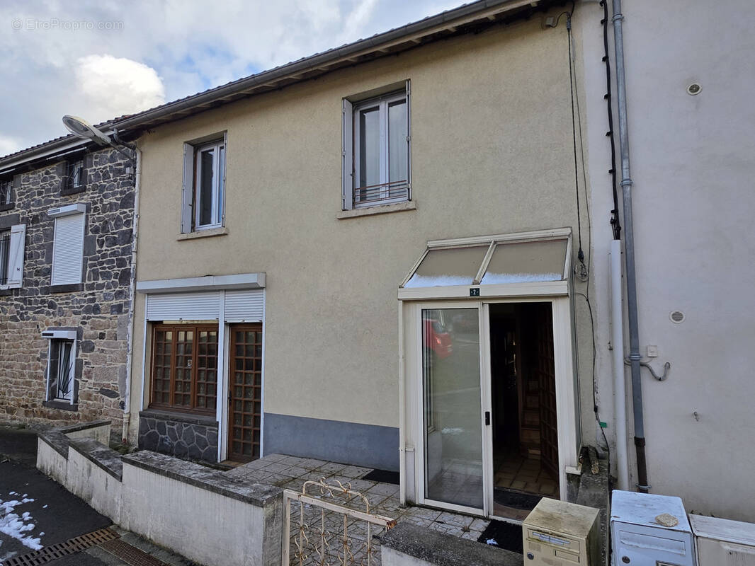 Maison à SAINT-GENES-CHAMPANELLE