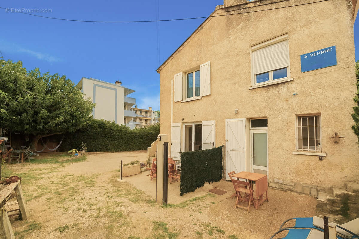 Villa rénovée divisée en 4 appartements à La Ciotat 50 m de la mer - photo 3
