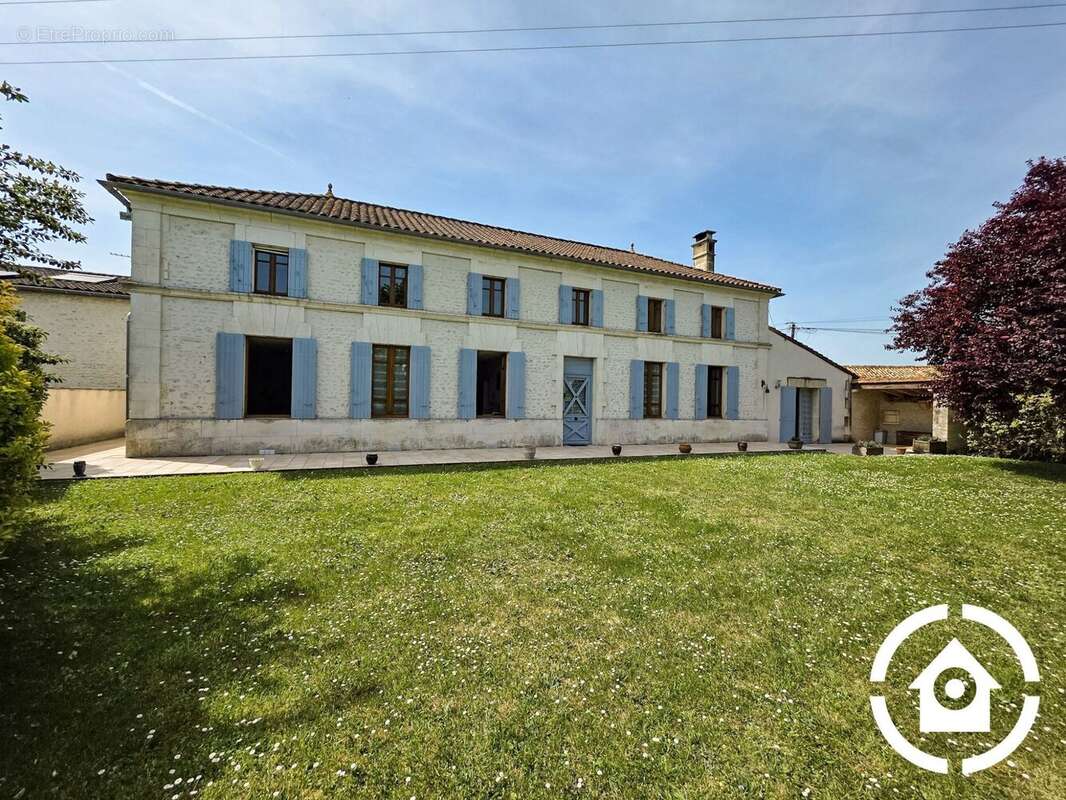Maison 210 m² à Baignes-Sainte-Radegonde  - photo 3