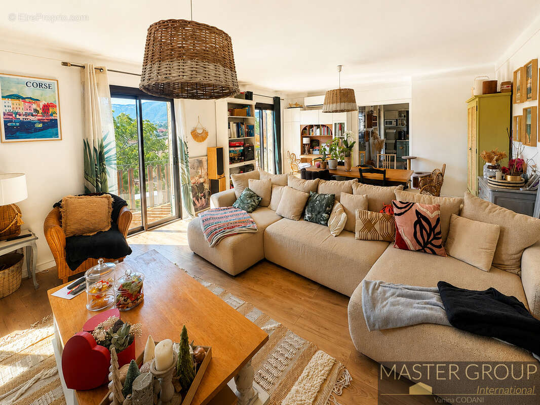 AJACCIO   Superbe villa de près de 200 m2 avec piscine, 6 chambres, deux appartements indépendants, garage et - photo 10