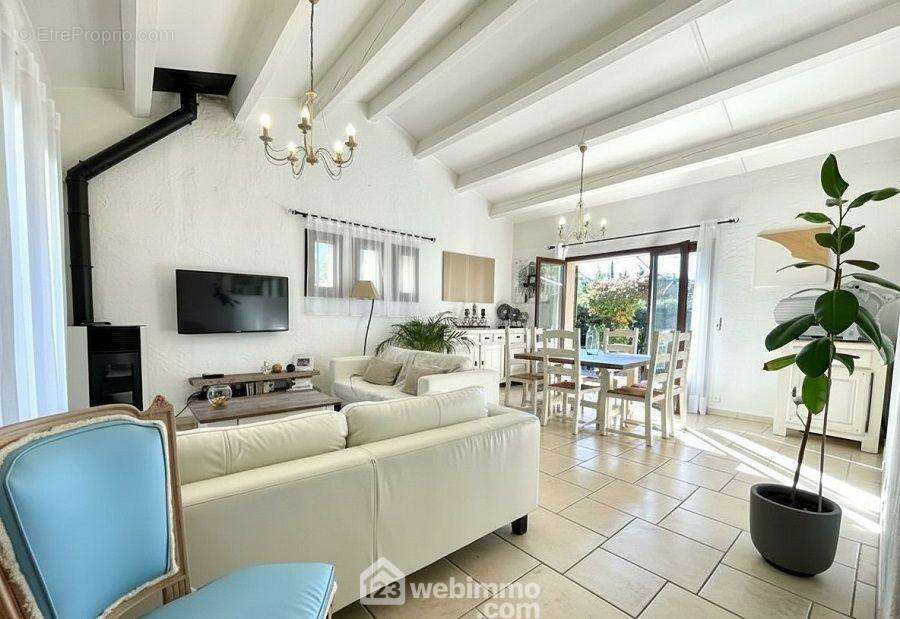 Un séjour lumineux avec belle hauteur sous plafond, offrant de beaux volumes. - Maison à SAINTE-MAXIME