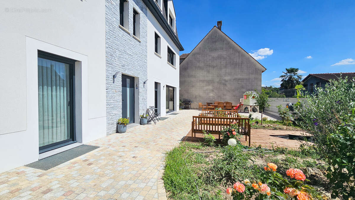 Appartement à SARTROUVILLE