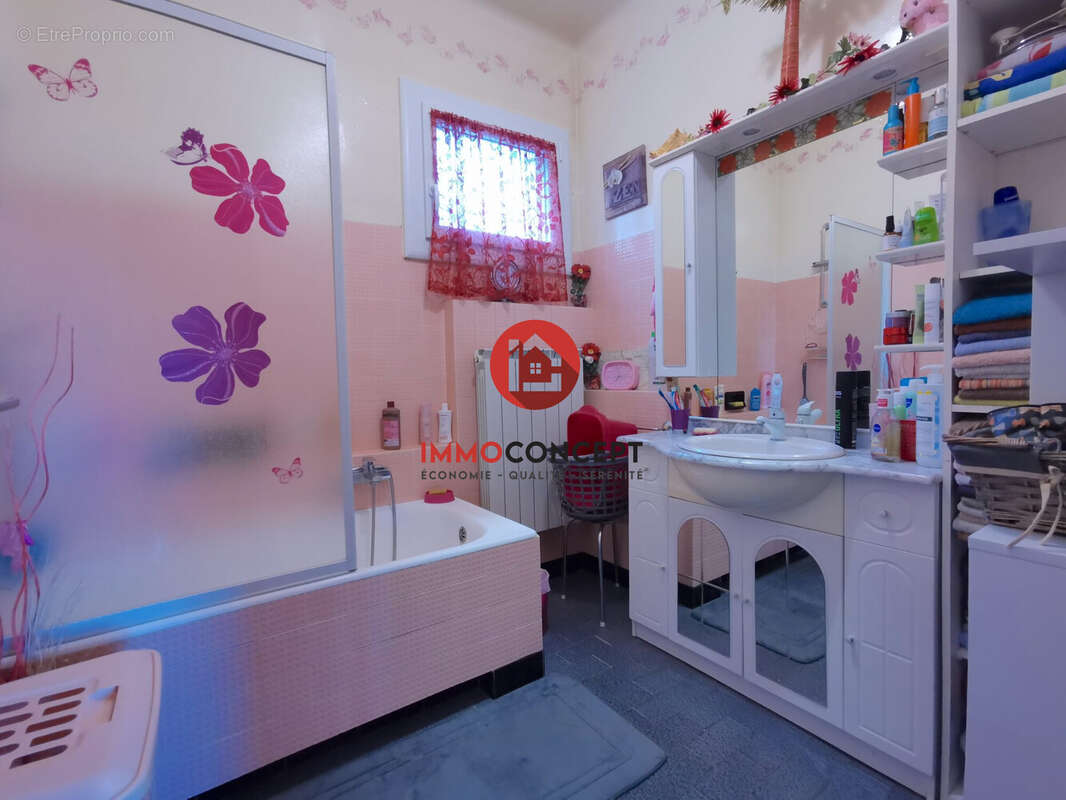 Maison à LAUDUN-L&#039;ARDOISE