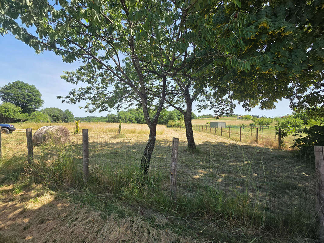 Terrain à ROUFFIGNAC-SAINT-CERNIN-DE-REILHAC