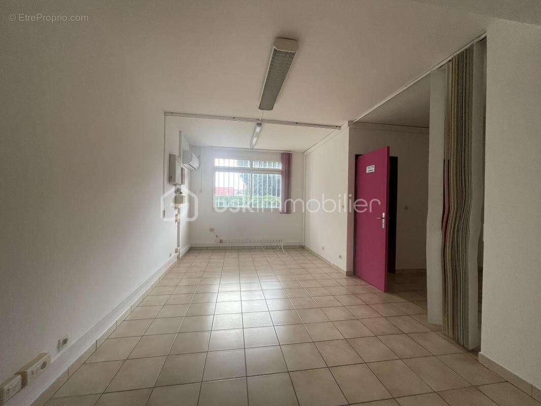 97300 – cayenne centre-ville – immeuble mixte 510 m² – 5 logements loués – locaux professionnels – ascenseur privatif – 4 statio - photo 8