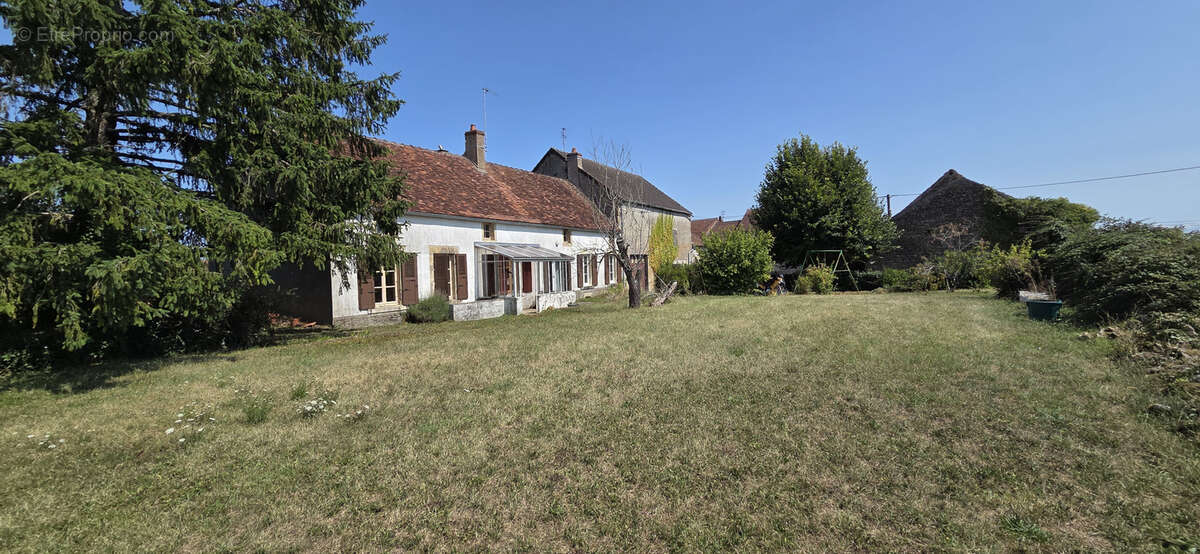 Ancienne ferme avec nombreuses dépendances et plus de 3 000 m2 de terrain - photo 28