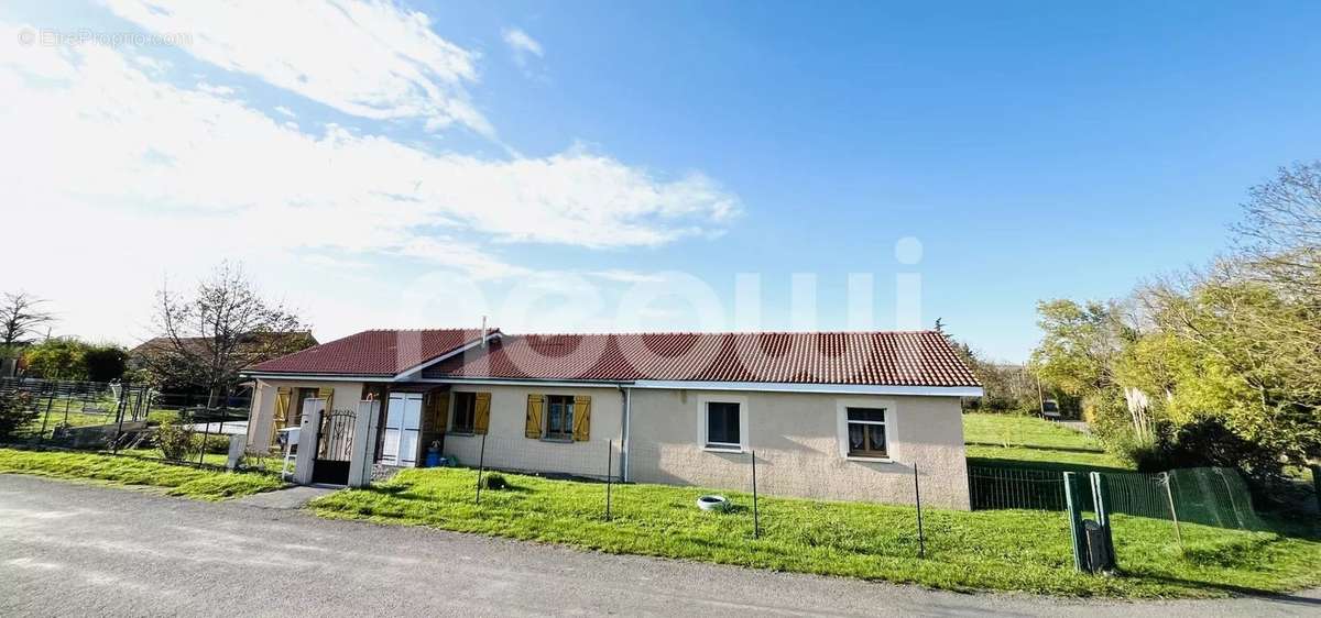 Maison à SAINT-AGOULIN