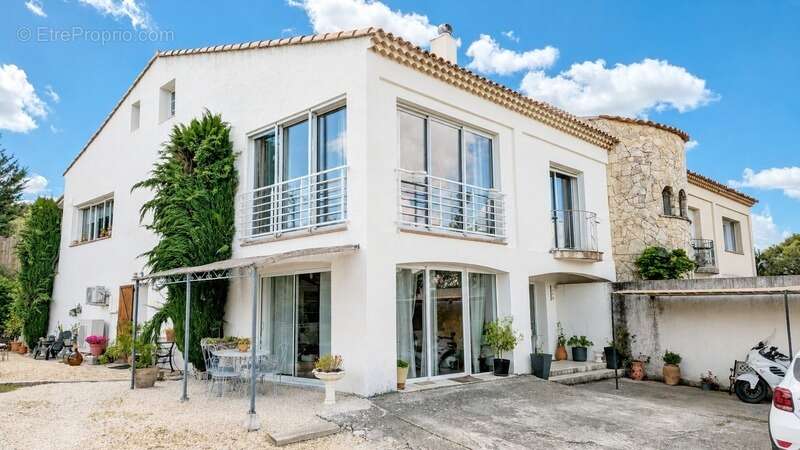 VERNÈGUES - secteur Cazan (13)  Magnifique maison de 190 m² avec vue panoramique & revenus locatifs - photo 6