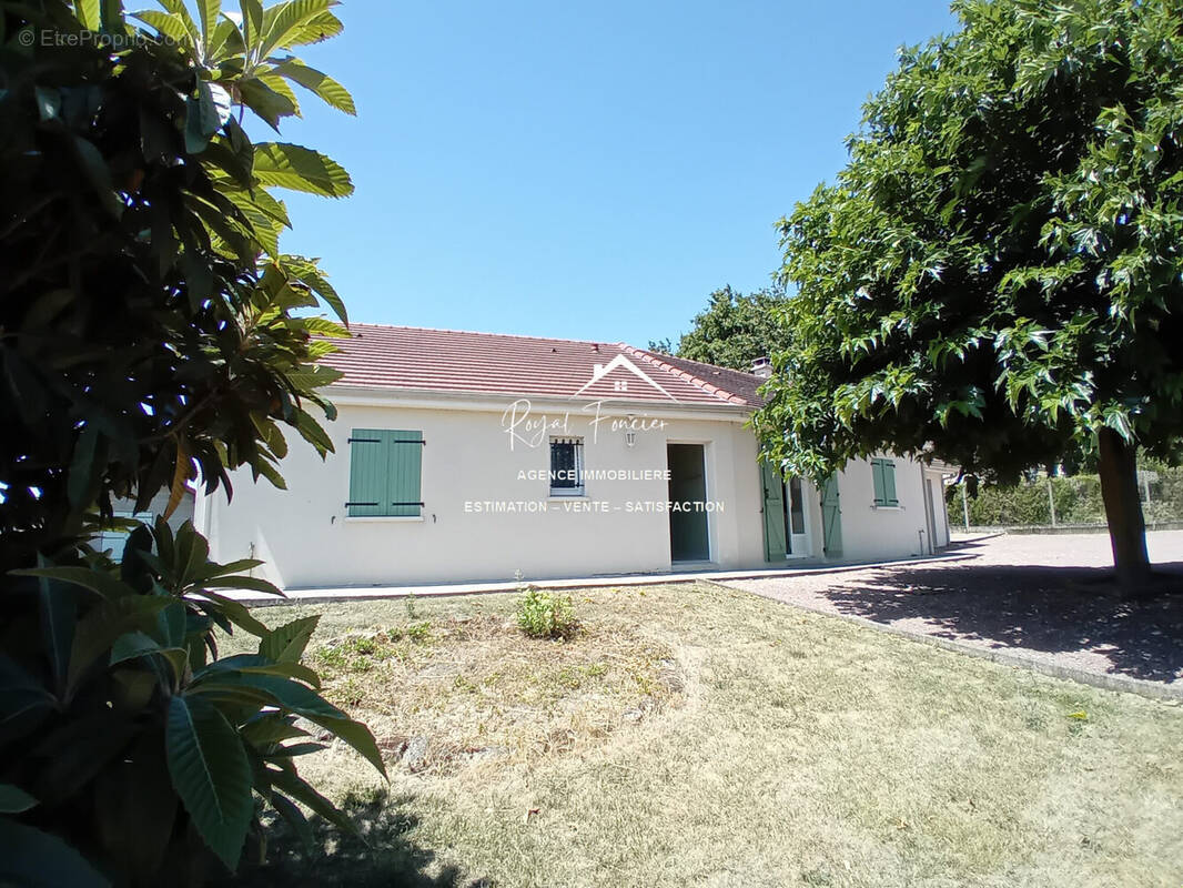 Plain pied de 95 m2 hab avec 3 chambres - Maison à DANGE-SAINT-ROMAIN