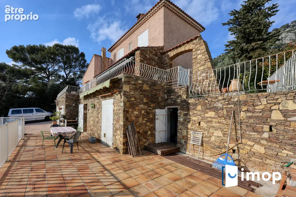 Villa  avec piscine à rénover - photo 12