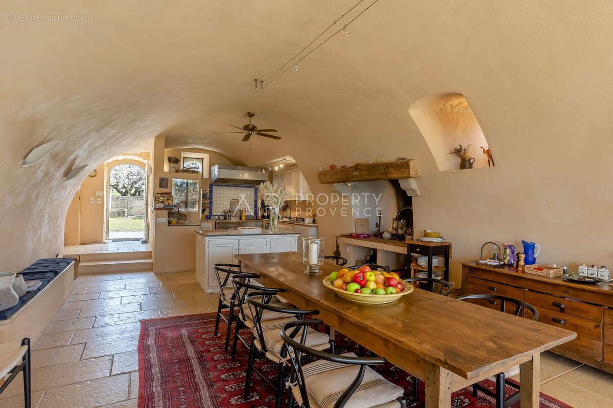 salle à manger traversante  - Maison à BONNIEUX
