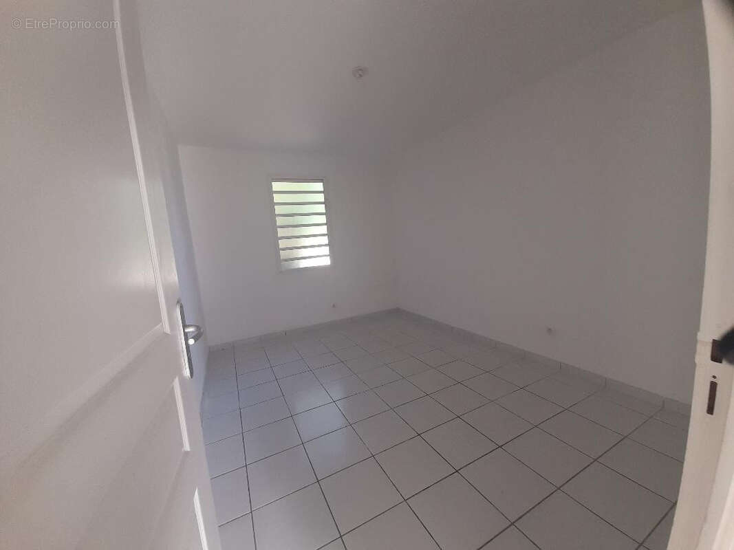 Appartement t4 Secteur Lamentin superficie 74 m2 - photo 7