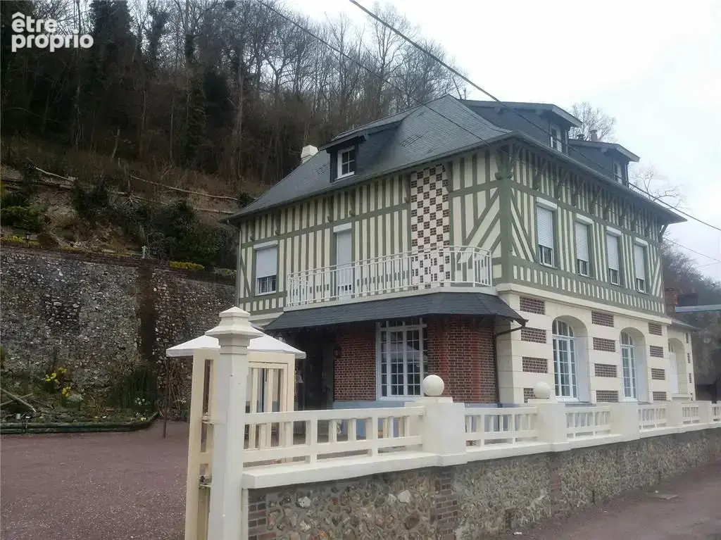Maison à SAINT-MARTIN-DE-BIENFAITE-LA-CRESSONNIERE
