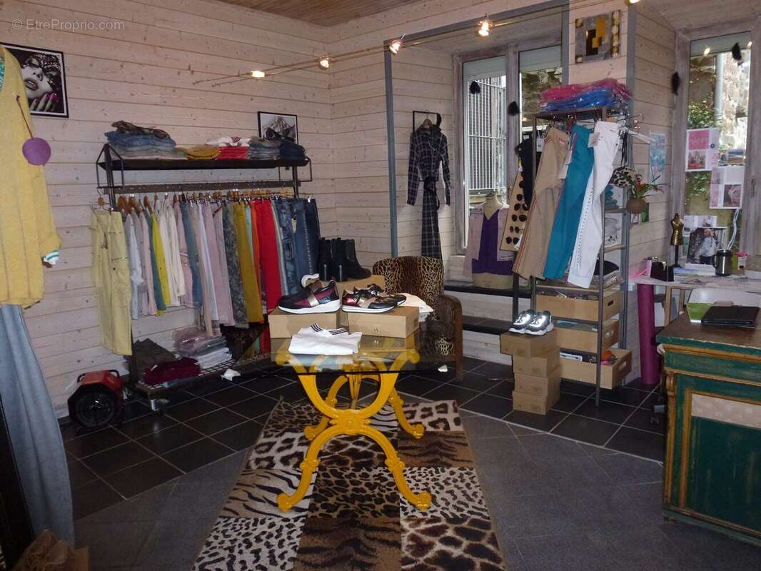 Belle surface de vente avec accès sur cours arrière - Appartement à BESSE-ET-SAINT-ANASTAISE