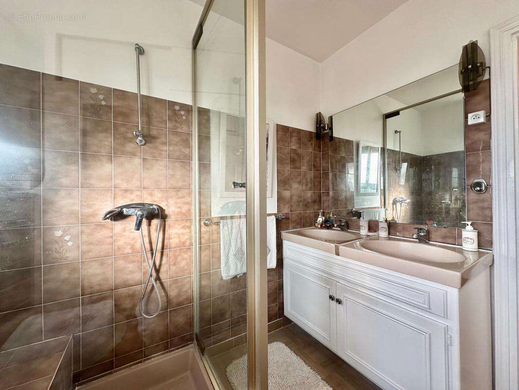 Appartement à SAINT-LAURENT-DU-VAR