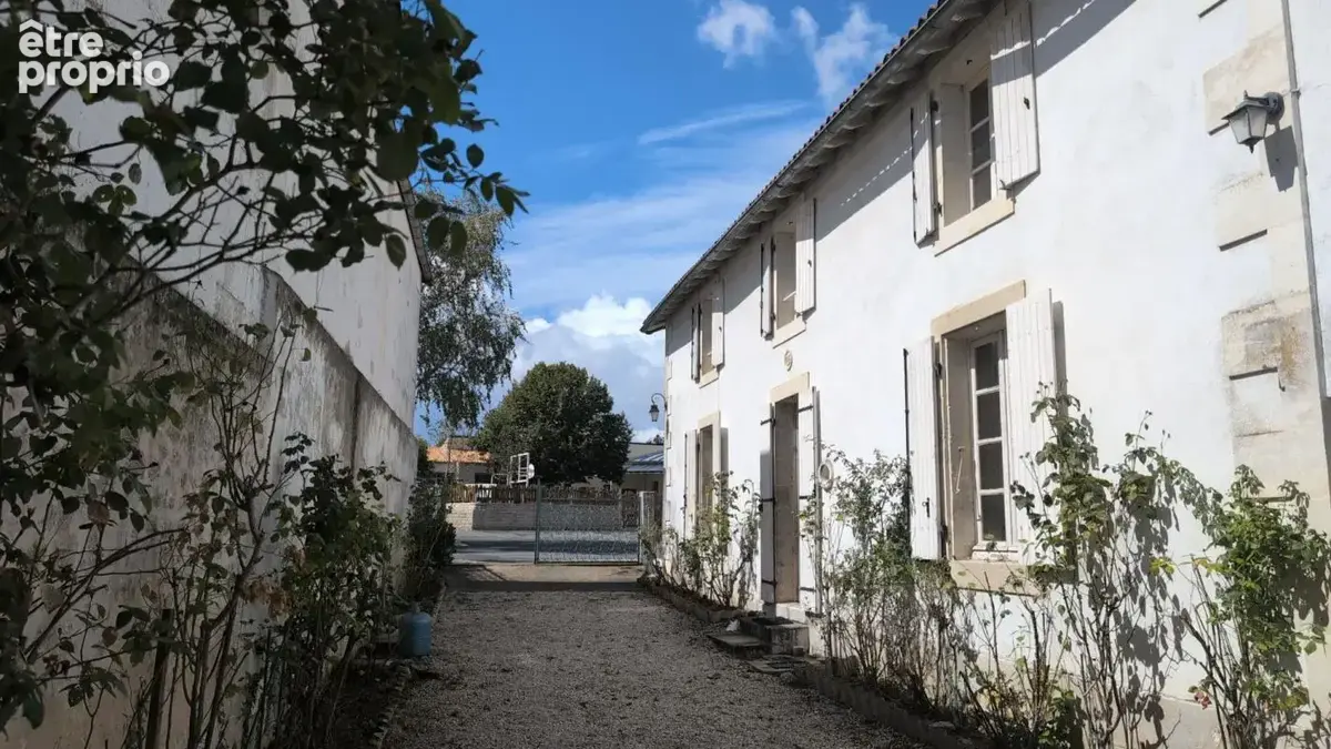 Maison en pierre à rénover à Saint-Gelais  97 m²  2 chambres - photo 4