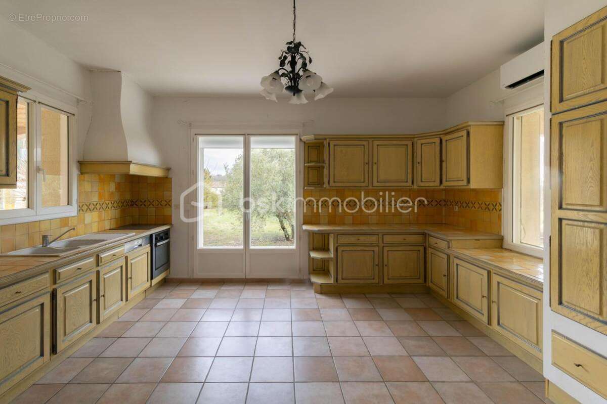 Belle villa de plain-pied avec annexes et piscine - photo 14