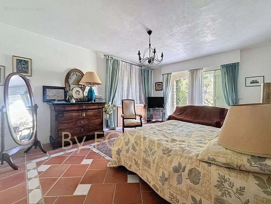Villa de caractere vue panoramique sur Saint-Paul-de-Vence – 370 m² , piscine, terrain 2000m2, calme - photo 22