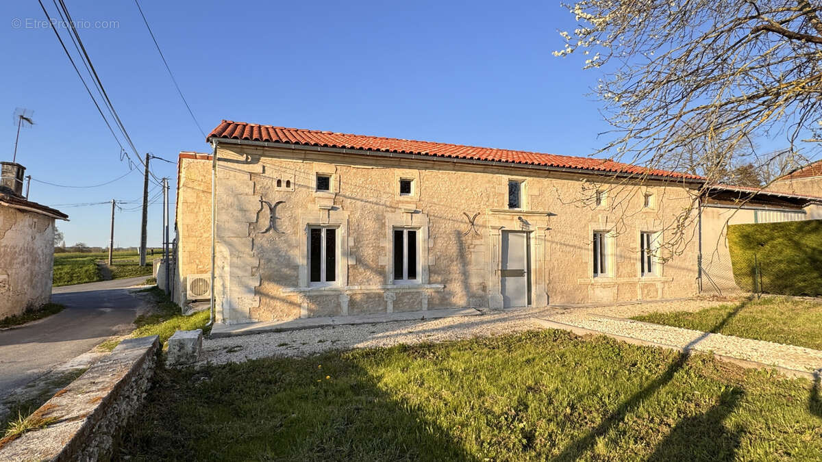 Maison à BARBEZIEUX-SAINT-HILAIRE