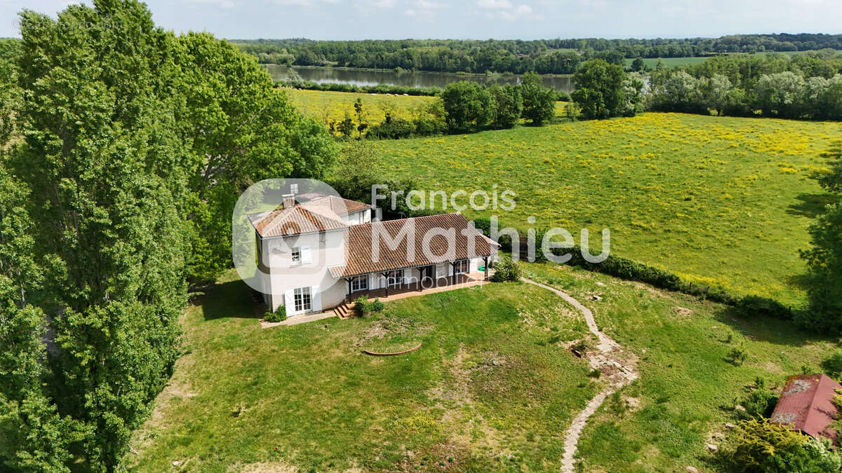 Chatillon-sur-Chalaronne - Maison individuelle d'environ 184 m2 habitables avec garage sur une terrain d'envir - photo 16