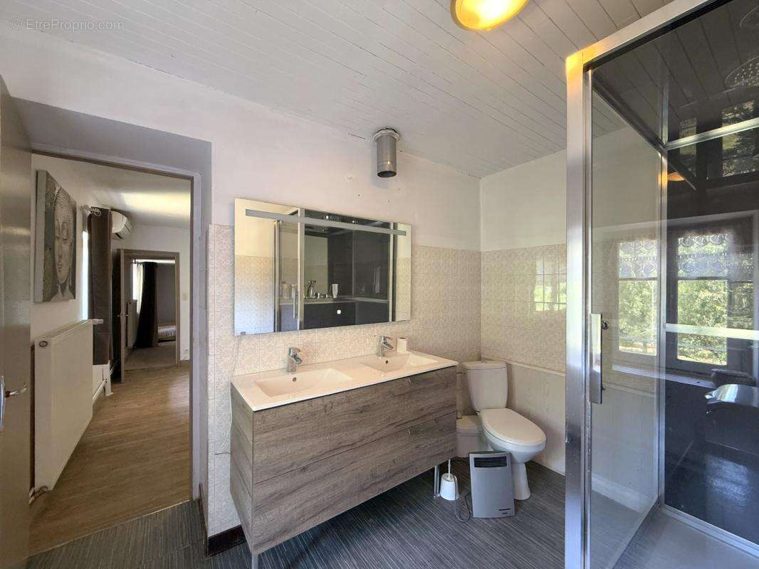 Maison à SAINT-BARTHELEMY-DE-BUSSIERE