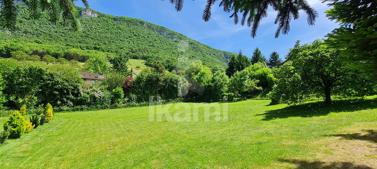 Terrain à SAINT-PIERRE-DE-CHERENNES